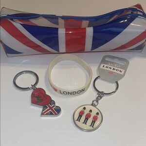 London Souvenir Set - Keychains and Wristband
